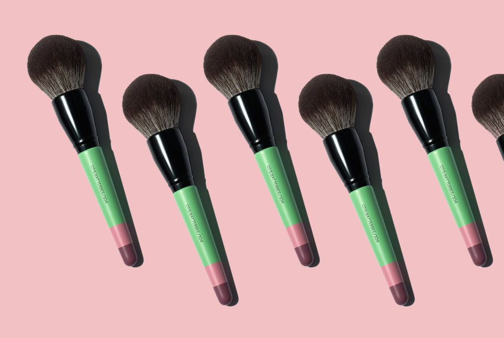A versatile blusher/powder brush with soft, fluffy bristles and a comfortable handle, perfect for seamless application of blush or powder makeup for a natural, radiant look