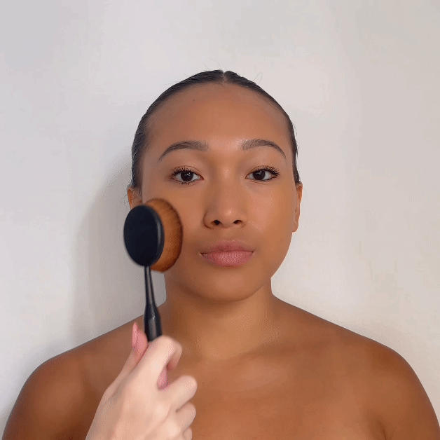Watch as the Otis Batterbee Oval Foundation Buffer Makeup Brush takes centre stage in your beauty routine. With its precision design and densely packed bristles, this brush effortlessly blends foundation for a flawless finish, as showcased in this video. 