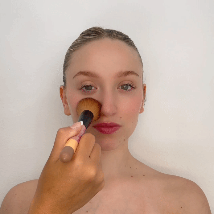  Discover the Otis Batterbee Powder Makeup Brush in action! This video highlights its precise bristles effortlessly applying powder for a flawless finish. Whether loose or pressed powder, achieve seamless application with this sleek and effective tool. Elevate your beauty routine with the Otis Batterbee Powder Makeup Brush.