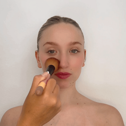  Discover the Otis Batterbee Powder Makeup Brush in action! This video highlights its precise bristles effortlessly applying powder for a flawless finish. Whether loose or pressed powder, achieve seamless application with this sleek and effective tool. Elevate your beauty routine with the Otis Batterbee Powder Makeup Brush.