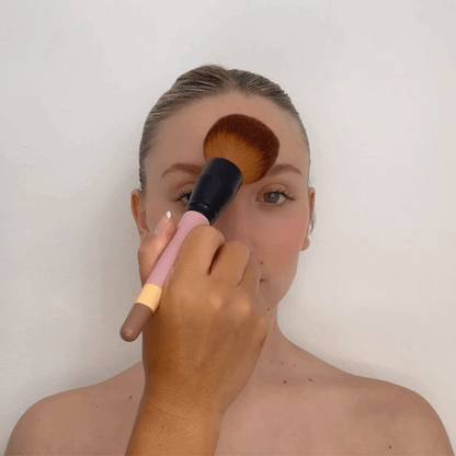  Witness the magic of flawless powder application in action with the Otis Batterbee Extra Large Makeup Brush. See how this essential tool elevates your makeup routine, ensuring a radiant complexion with ease.